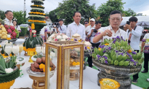 พิธีประวัติศาสตร์ครั้งสำคัญ! วางศิลาฤกษ์ศาลหลักเมืองอุตรดิตถ์หลังรอคอย 111 ปี ชาวบ้านแห่ดูเลขมงคลบนแผ่นศิลาฤกษ์