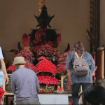 พิธีประวัติศาสตร์ครั้งสำคัญ! วางศิลาฤกษ์ศาลหลักเมืองอุตรดิตถ์หลังรอคอย 111 ปี ชาวบ้านแห่ดูเลขมงคลบนแผ่นศิลาฤกษ์