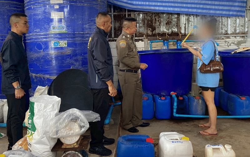 บุกทลายโรงงานซอส-กาแฟปลอมยี่ห้อดัง ยึดของกลางกว่า 75,000 ชิ้น เผยกรรมวิธีผลิตด้วยระบบกรอกมือ
