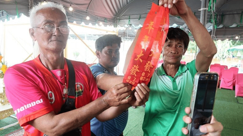 ฮือฮาทั่วสุพรรณ! เลขหางประทัดตรงกันเป๊ะ พิธีเบิกเนตรท้าวเวสสุวรรณวัดดัง คอหวยแห่ซื้อล็อตเตอรี่เกลี้ยงทุกแผง