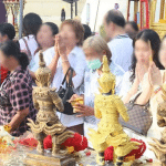 เซเลบแห่แชร์เตือนภัย! หญิงลึกลับอ้างเส้นใหญ่วงการบันเทิง หลอกศิลปิน-นักธุรกิจสูญร้อยล้าน กำลังหนีออกนอกประเทศ