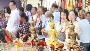 ฮือฮาทั่วสุพรรณ! เลขหางประทัดตรงกันเป๊ะ พิธีเบิกเนตรท้าวเวสสุวรรณวัดดัง คอหวยแห่ซื้อล็อตเตอรี่เกลี้ยงทุกแผง