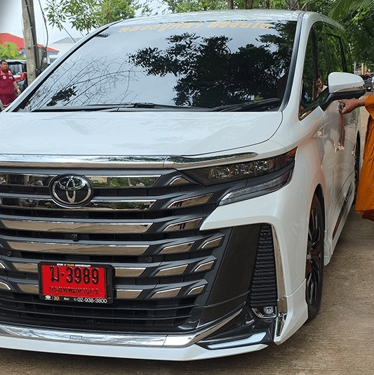 คอหวยแห่ตามส่องเลขเด็ดทะเบียนรถตู้ป้ายแดง “หลวงปู่ศิลา” เชื่อมั่นเป็นเลขนำโชคงวด 16/8/68