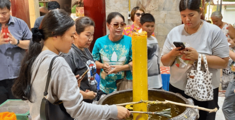 สายบุญแห่ขอพร “หลวงพ่อปากแดง” ไม่พลาดส่องเลขเด็ดอ่างน้ำมนต์เสี่ยงโชค งวด 16 สิงหาคม 2568